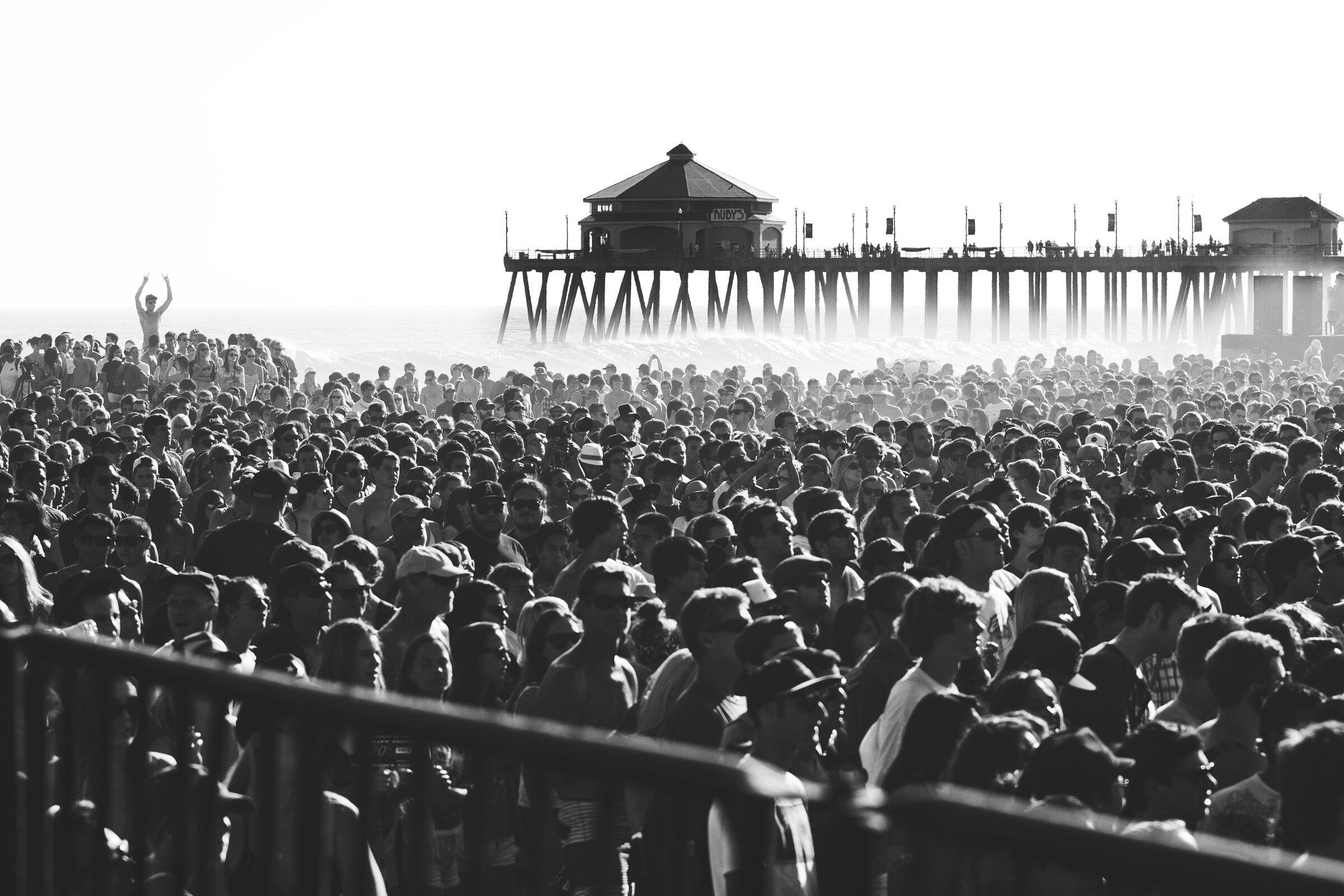 Foule sur une jetée un jour d’été, photographie noir et blanc à fort contraste